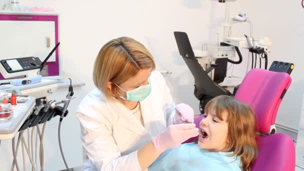 Маленька дівчинка з буровим лікуванням у жіночого стоматолога — стокове відео