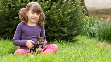 Köpek yavrusu ile mutlu küçük kız oyun