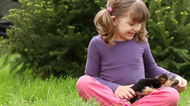 Küçük kız beslenme köpek yavrusu