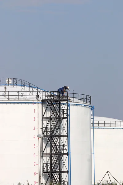 Trabalhadores em pé no tanque de petróleo — Fotografia de Stock