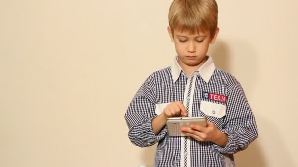 Boy play with tablet pc — Stock Video
