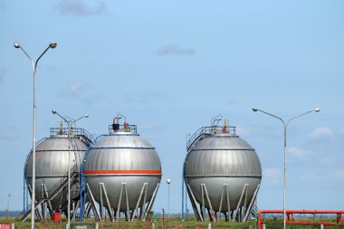 alan üzerinde üç petrol tankları