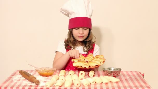 Μικρό κορίτσι μάγειρας τρώνε ρολό — Αρχείο Βίντεο