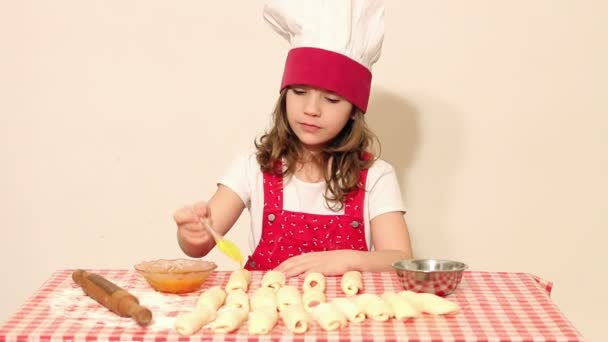 Weinig meisje cook make rollen — Stockvideo