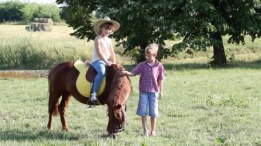 Çocuklar midilli atı ile