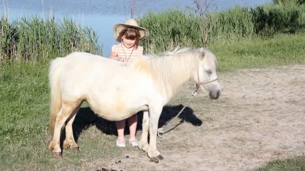 Cavalo de pônei branco e menina — Vídeo de Stock