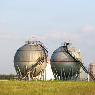 alan sanayi bölgesindeki petrol tankları