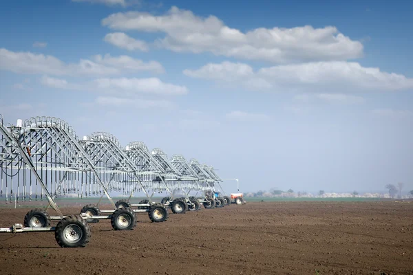 Sistema de rociadores pivote central en la industria agrícola de campo —  Fotos de Stock