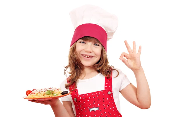 Feliz niña cocinero con espaguetis y ok signo de mano — Foto de Stock