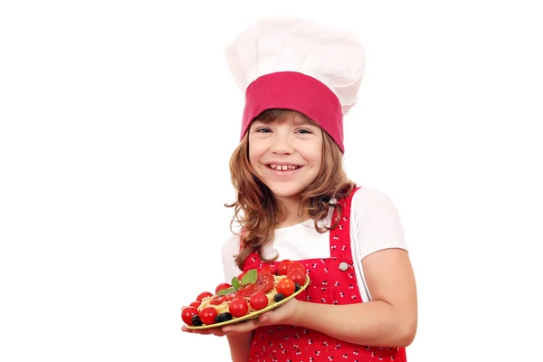 Menina feliz cozinhar com espaguete — Fotografia de Stock