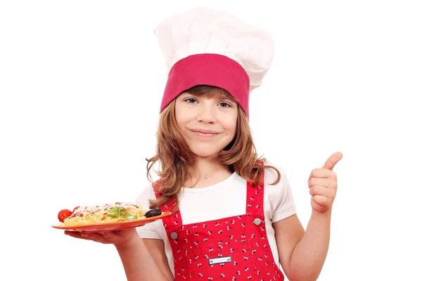 Menina cozinhar com espaguete e polegar para cima — Fotografia de Stock