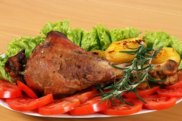 Big turkey drumstick with potatoes and salad — Stock Photo, Image