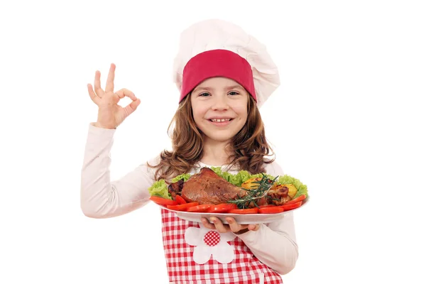 Gelukkig meisje koken met Turkije drumstick en ok hand teken — Stockfoto