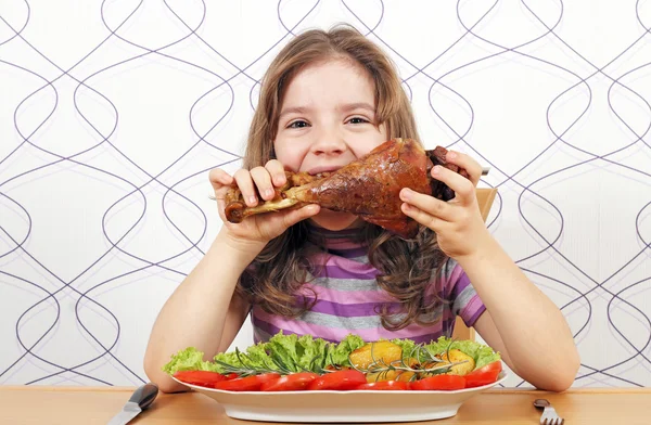 Honger meisje eten grote Turkije drumstick — Stockfoto