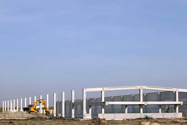 Sitio de construcción de nueva fábrica con excavadora — Foto de Stock