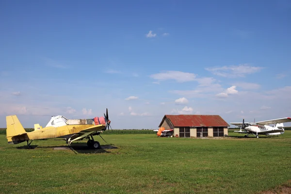 토지 비행장에 오래 된 작물 살포 기 비행기 — 스톡 사진