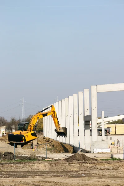 Yeni fabrika inşaat sitesinde çalışan Ekskavatör — Stok fotoğraf