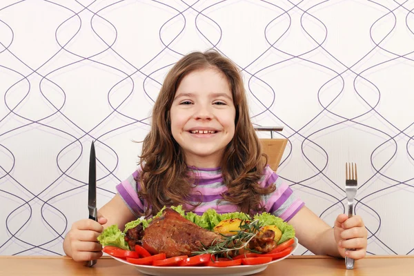 Hungrig liten flicka med Turkiet Kycklingben — Stockfoto