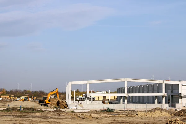 Sitio de construcción de nueva fábrica con maquinaria — Foto de Stock