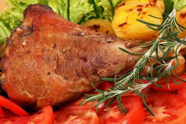 Turkiet Kycklingben med grönsaker närbild — Stockfoto