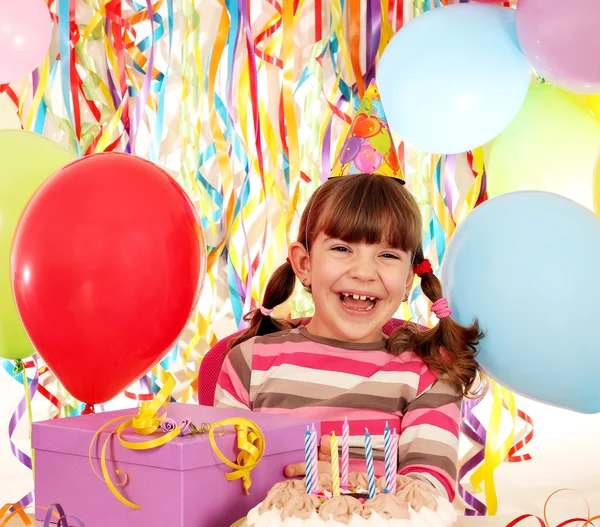 Счастливая маленькая девочка с тортом на день рождения и подарок — стоковое фото