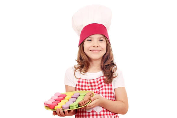 Menina feliz cozinhar com macarons doces — Fotografia de Stock