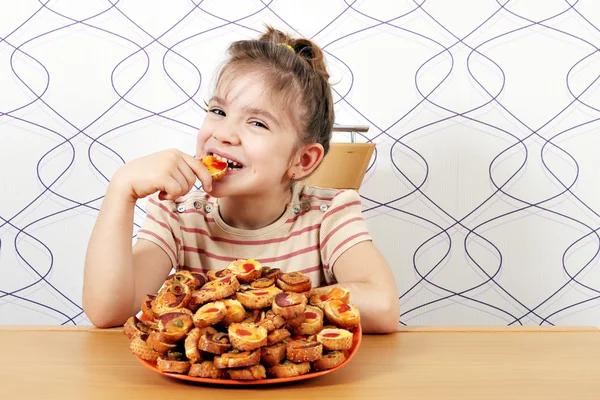 Hladová malá holčička jíst bruschette — Stock fotografie