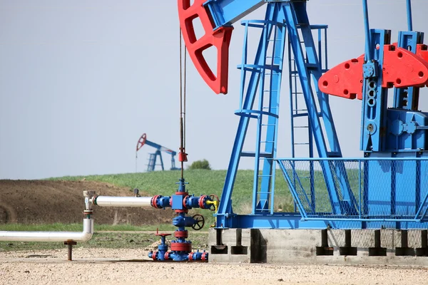 Zwei Ölpumpenbuchsen und Pipeline — Stockfoto