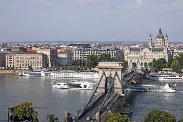 Cruzador sob Chain bridge Budapeste — Fotografia de Stock