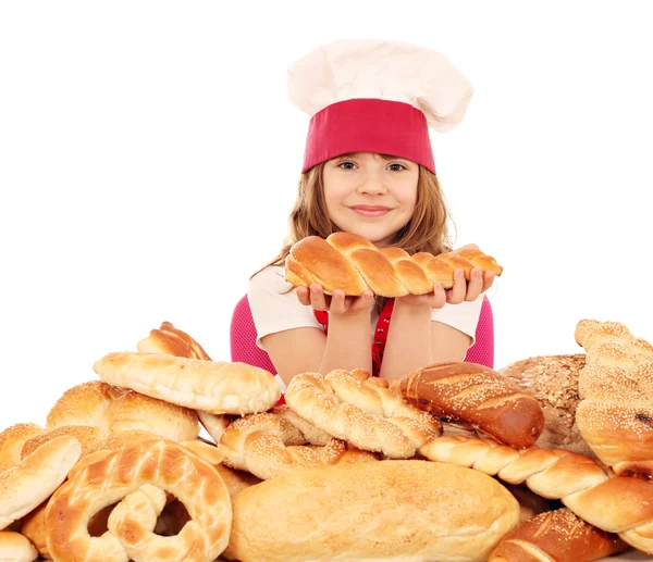 Menina cozinheiro com rolos pretzels e pão — Fotografia de Stock
