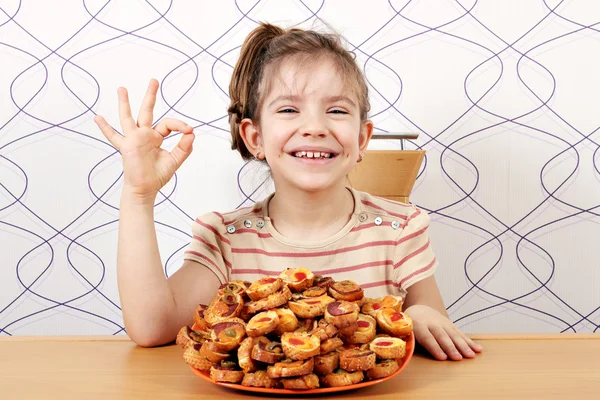 Niña feliz con bruschetti y señal de mano ok — Foto de Stock