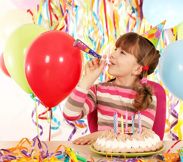 Menina feliz com trompete e bolo de aniversário — Fotografia de Stock