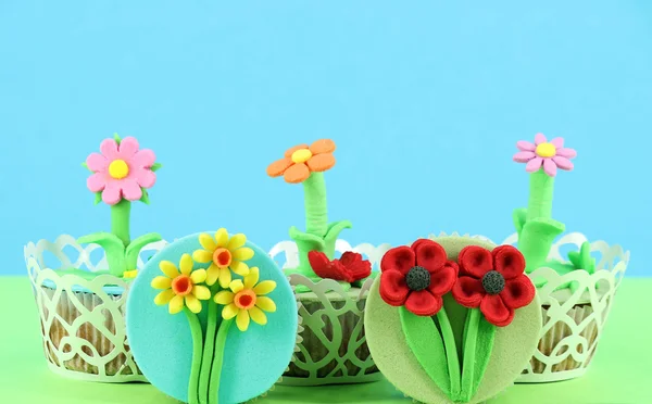 Sabrosas flores de primavera pasteles de magdalenas — Foto de Stock