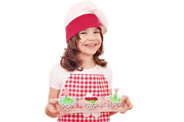 Ευτυχισμένη κοριτσάκι που μαγειρεύουν με cupcakes λουλούδι άνοιξη — Φωτογραφία Αρχείου