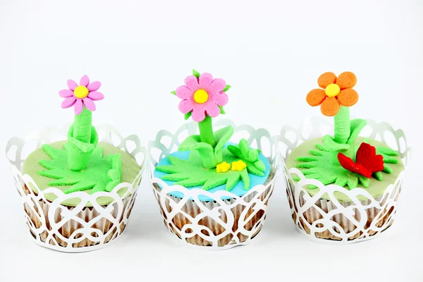 Süße Frühlingsblumen Muffinkuchen auf weiß — Stockfoto