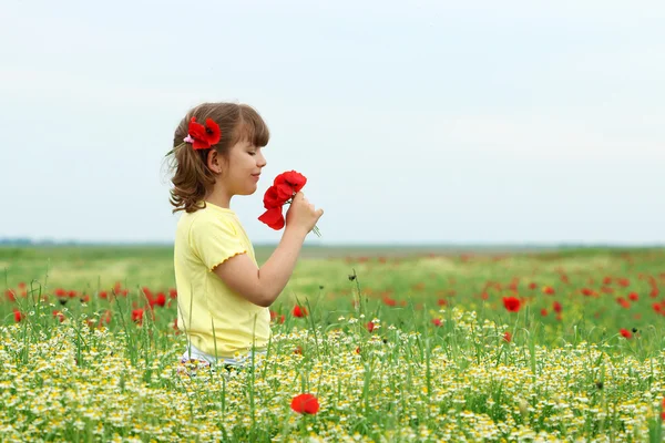 Mooi meisje met poppy bloemen op weide lente seizoen — Stockfoto