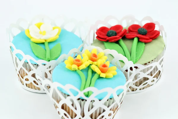 用春天的花朵装饰甜美小松饼 — 图库照片