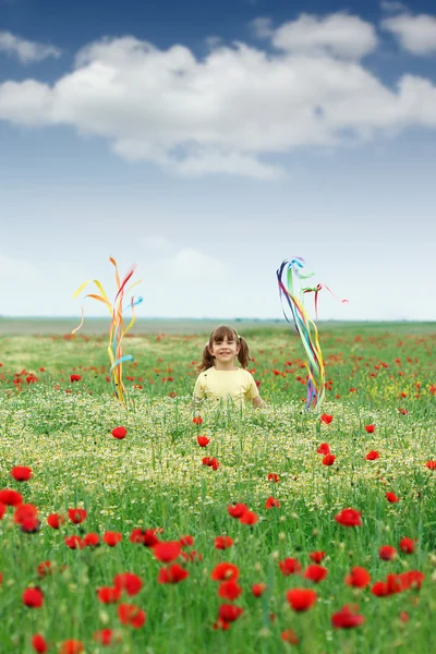 Glückliches kleines Mädchen auf der Wiese Frühlingszeit — Stockfoto