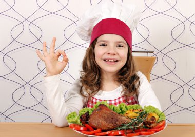 Küçük kız yemek Türkiye baget ve ok el işareti ile