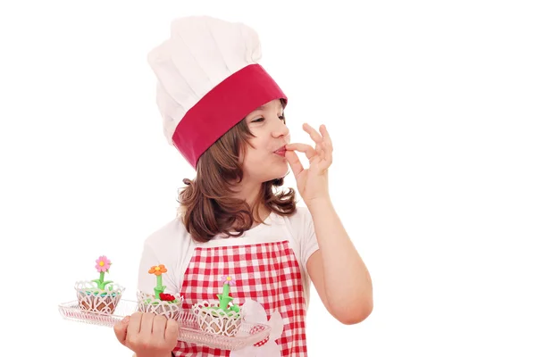 Menina feliz cozinhar com muffin doce — Fotografia de Stock