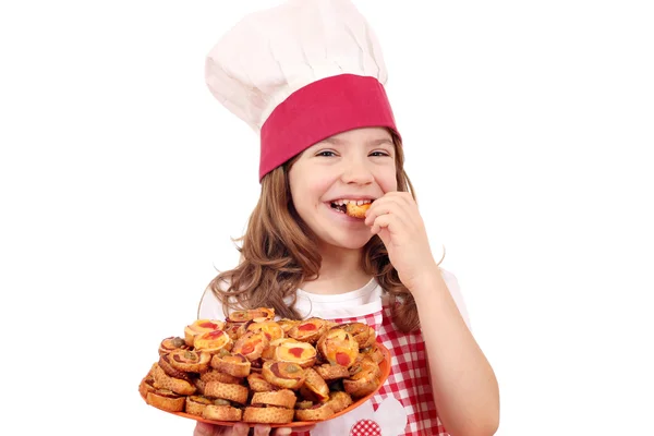 饥饿的小女孩厨师吃 bruschette — 图库照片