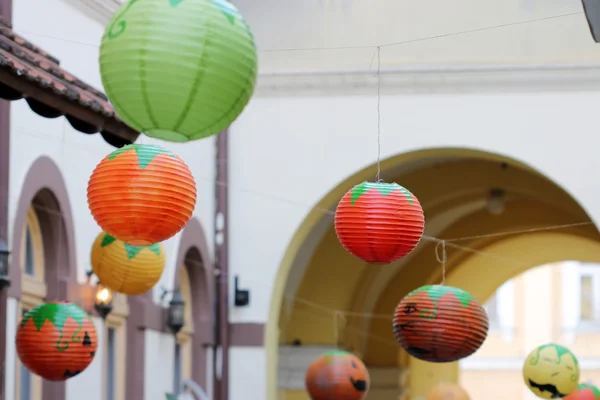 Calle con linternas de papel de colores —  Fotos de Stock