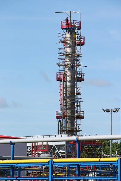 Planta petroquímica obra con trabajador —  Fotos de Stock