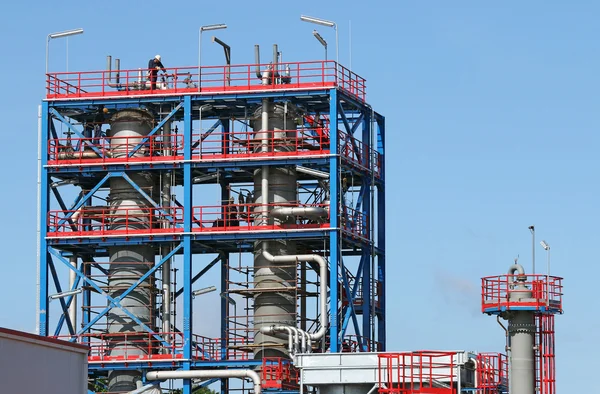 Trabalhadores no estaleiro de construção de novas instalações petroquímicas — Fotografia de Stock