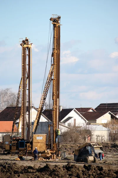 Construction site with workers and hydraulic drilling machines — Stock Photo, Image