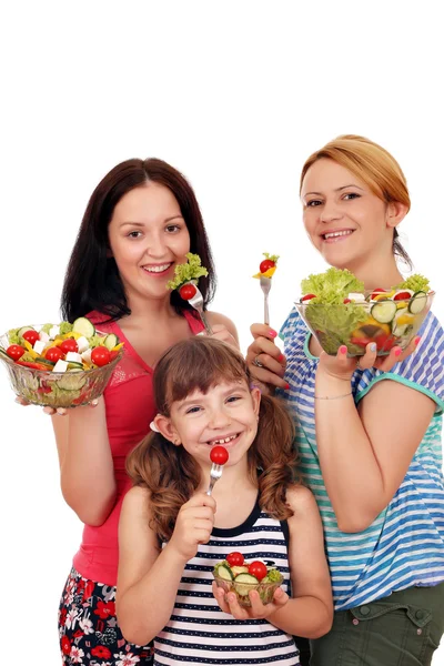 Glückliche Frauen Teenager und kleines Mädchen essen Salat — Stockfoto