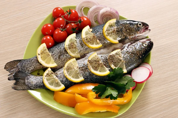 Forel met groenten op plaat — Stockfoto