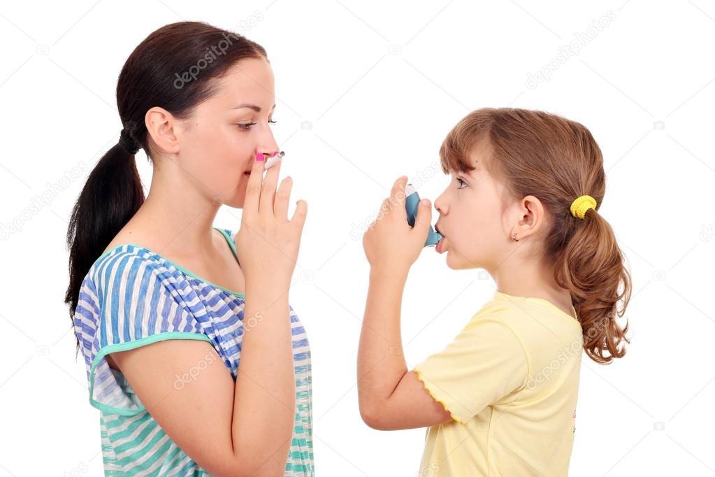 Курящие кормящие мамы. Курящая мама и дочь. Мама курит с дочерью. Курящая и кормящая мать картинки. Мама курит при маленькой дочке.