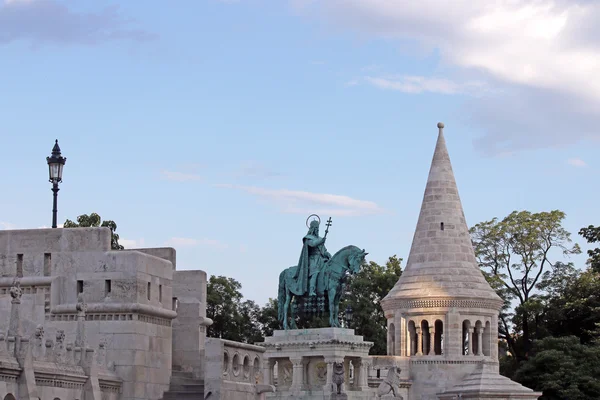 Torre del pescatore e statua del re Mattia Budapest — Foto Stock