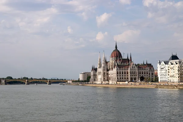 Hungarian Parliament building on Danube river Budapest — Stock Photo, Image
